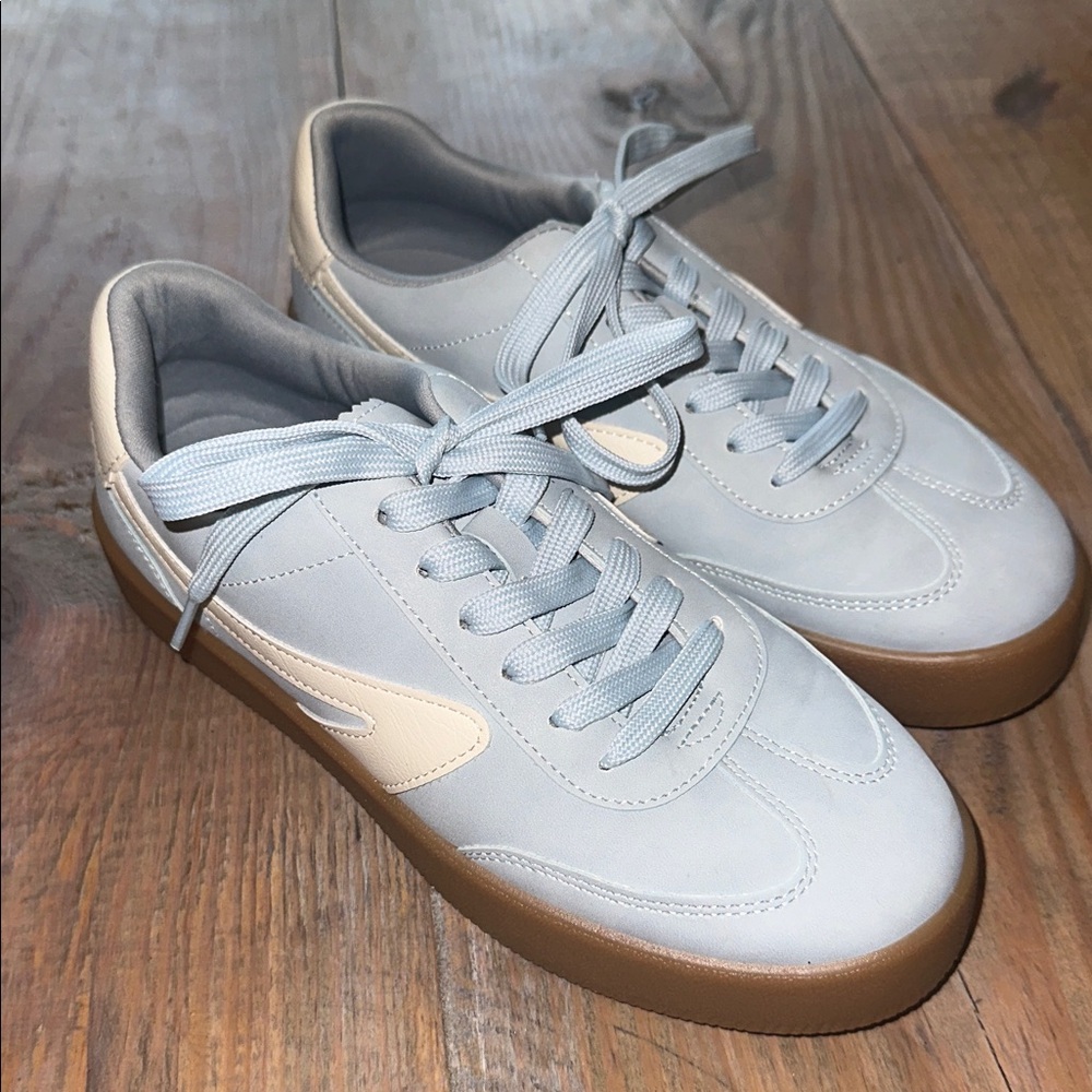 Dolce Vita Women's Voyage Sneaker Light Blue and White Sneakers 7 - Picture 5 of 11